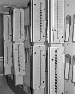 855103 Afbeelding van de nieuwe routeborden voor verschillende stadsbuslijnen van het GEVU, op de werkplaats aan de ...